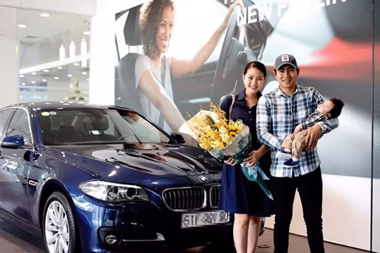 Tháng 4/2017, Ngọc Lan được ông xã Thanh Bình tặng xế hộp khoảng hơn 2 tỷ đồng sau khi sinh con trai. Ảnh: FBNV