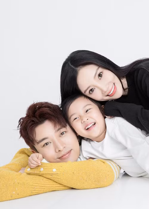 Vợ chồng Lý Tiểu Lộ và Giả Nãi Lượng đặt tên con gái đầu lòng là Giả Vân Hinh.