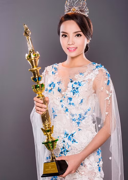 Trước Ngân Anh, Kỳ Duyên cũng từng bị dân mạng đòi tước vương miện. Năm 2016, Kỳ Duyên vướng scandal hút thuốc lá, say xỉn sau loạt tai tiếng. Ảnh: Lao động thủ đô