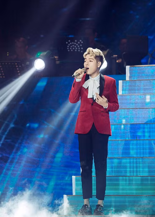 Đức Phúc được mời tham gia nhiều gameshow. Mới đây, anh vừa lọt vào chung kết cuộc thi Cặp đôi hoàn hảo - Trữ tình &amp; Bolero. Ảnh: FBNV