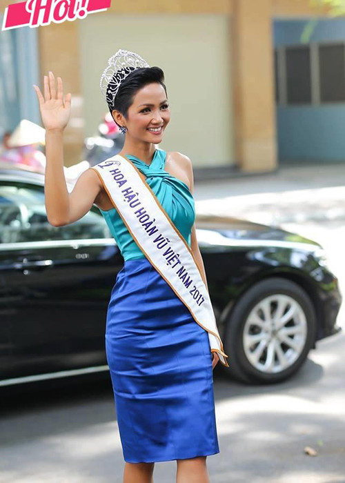 Tân Hoa hậu Hoàn vũ Việt Nam 2017 tự tin diện mẫu váy 2 khối màu ấn tượng trong một buổi giao lưu với khán giả. Ảnh: Khám phá