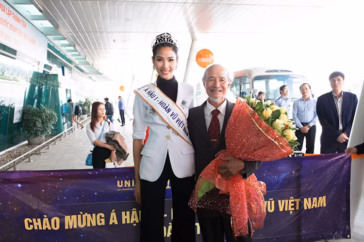 Ông ngoại của Hoàng Thùy vừa ra tận sân bay để đón Hoàng Thùy trở về quê nhà Thanh Hóa.