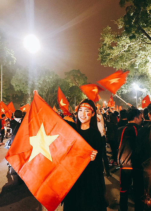 Hoa hậu Đỗ Mỹ Linh bày tỏ: “Một đêm thiệt là đáng nhớ. Tự hào quá trời đất luôn. Dù kết quả trận chung kết có như nào đi nữa thì U23 cũng là huyền thoại của khu vực rồi nhá”.