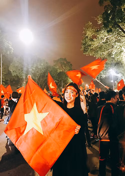 Hoa hậu Đỗ Mỹ Linh bày tỏ: “Một đêm thiệt là đáng nhớ. Tự hào quá trời đất luôn. Dù kết quả trận chung kết có như nào đi nữa thì U23 cũng là huyền thoại của khu vực rồi nhá”.