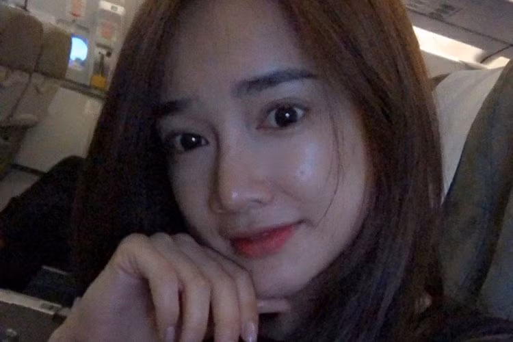 Nhã Phương đáp chuyến bay đến Hà Nội đồng thời bày tỏ cảm thấy lạnh.