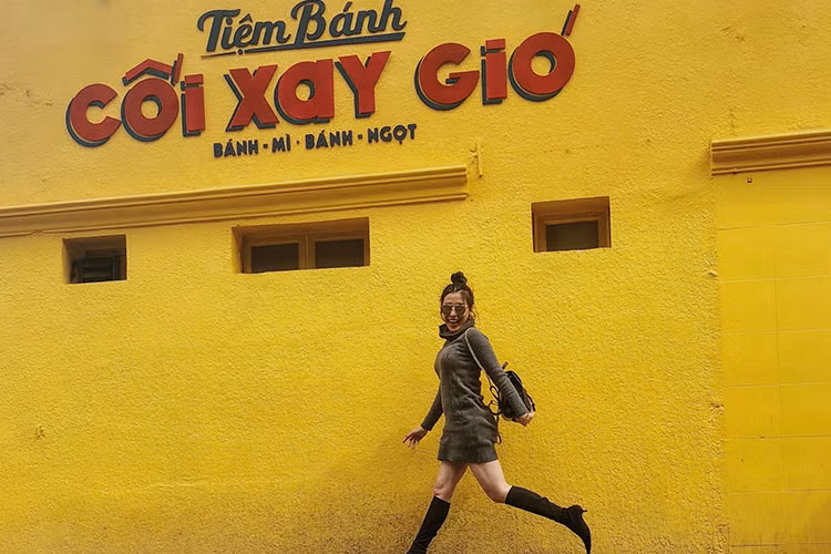 Á hậu Khánh Phương đăng tải dòng tâm sự: “Mục đích của cuộc sống này là để tìm thấy chính trong con người bạn một nơi mà bạn cảm thấy luôn bình yên và lạc quan cho dù ngoài kia cuộc đời có quăng bất cứ thứ gì cản lối bạn đi chăng nữa”.