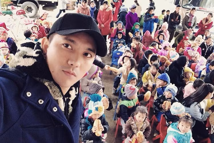 Tim trao quà từ thiện cho các em nhỏ ở Lào Cai là một trong những tin tức sao Việt trong ngày 13/1.