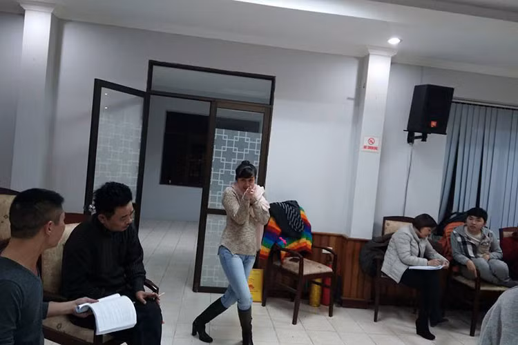 Hình ảnh Vân Dung tạo dáng nhí nhảnh ngay khi thấy ống kính máy ảnh trong buổi tập năm 2016.