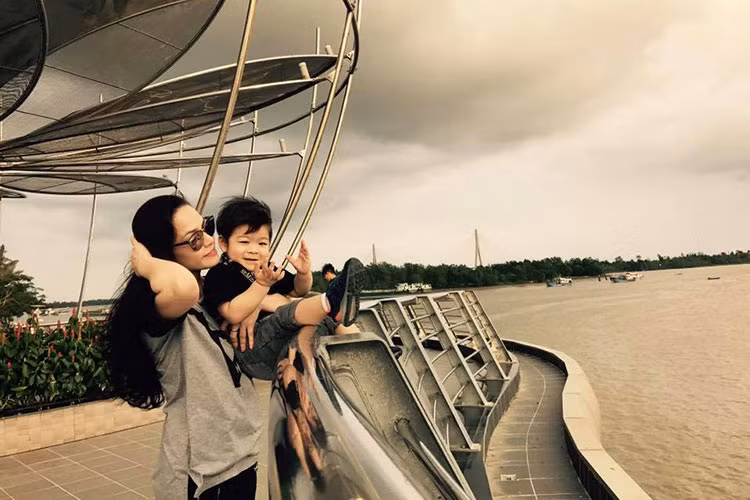 Tháng 12/2014, Nhật Kim Anh lên xe hoa. Sau đó, vào tháng 9/2015, nữ diễn viên hạ sinh con trai đầu lòng.