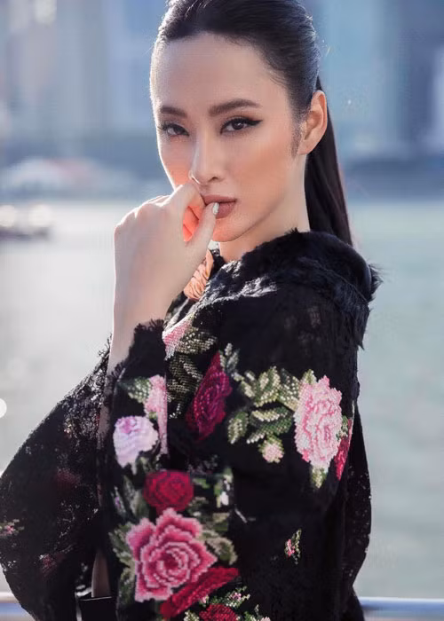 Showbiz Việt đầu năm cũng dậy sóng khi Angela Phương Trinh thả thính thủ môn Bùi Tiến Dũng của U23 Việt Nam.