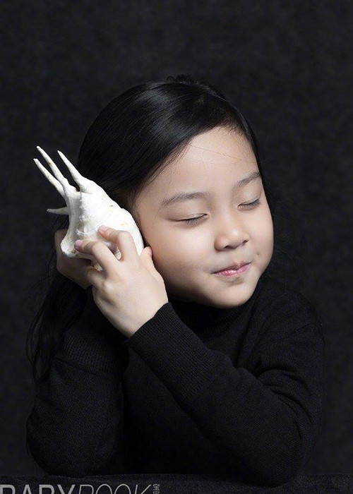 Được Giả Nãi Lượng cưng chiều, bé Vân Hinh rất quấn bố.