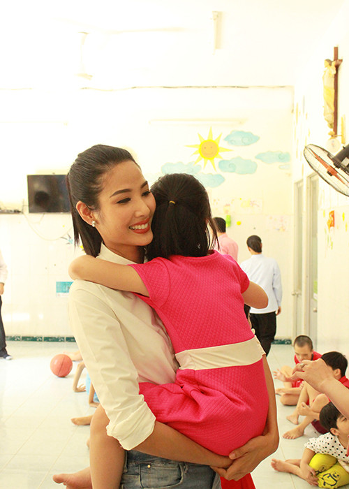 “Thùy cảm thấy rất là buồn vì hoàn cảnh các em rất éo le và thiếu thốn nhiều thứ. Thùy cần cố gắng nhiều hơn nữa để giúp đỡ các em và mong rằng mọi người cũng có những suy nghĩ giống như Thùy”, Hoàng Thùy xúc động chia sẻ.