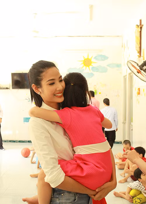 “Thùy cảm thấy rất là buồn vì hoàn cảnh các em rất éo le và thiếu thốn nhiều thứ. Thùy cần cố gắng nhiều hơn nữa để giúp đỡ các em và mong rằng mọi người cũng có những suy nghĩ giống như Thùy”, Hoàng Thùy xúc động chia sẻ.