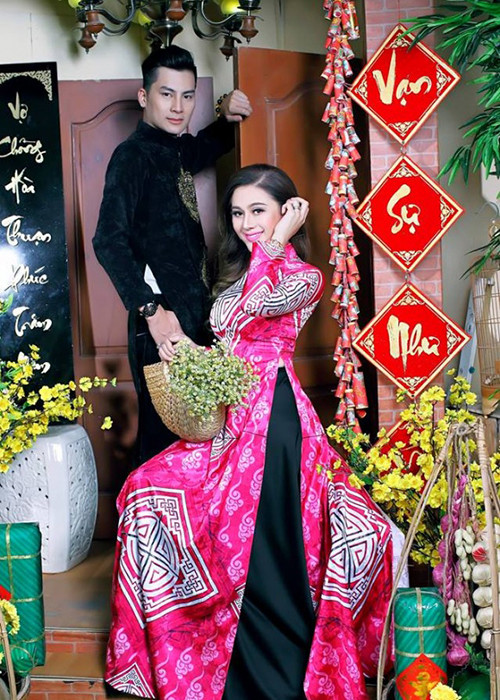 Nữ ca sĩ duyên dáng trong trang phục truyền thống.