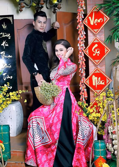 Nữ ca sĩ duyên dáng trong trang phục truyền thống.