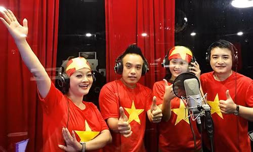 Các nghệ sĩ thu âm ca khúc "Tôi yêu bóng đá". Nguồn: FBNV