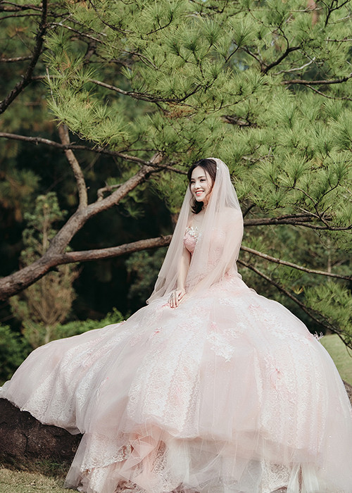 Trước đó, vào ngày 28/12/2017, người đẹp sinh năm 1997 đã tổ chức lễ ăn hỏi với ông xã điển trai.