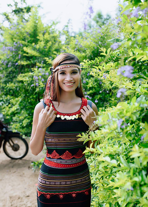 H'Ăng Niê cảm thấy khó xử khi được mọi người hỏi thăm về chiến thắng trong chung kết Hoa hậu Hoàn vũ Việt Nam 2017.