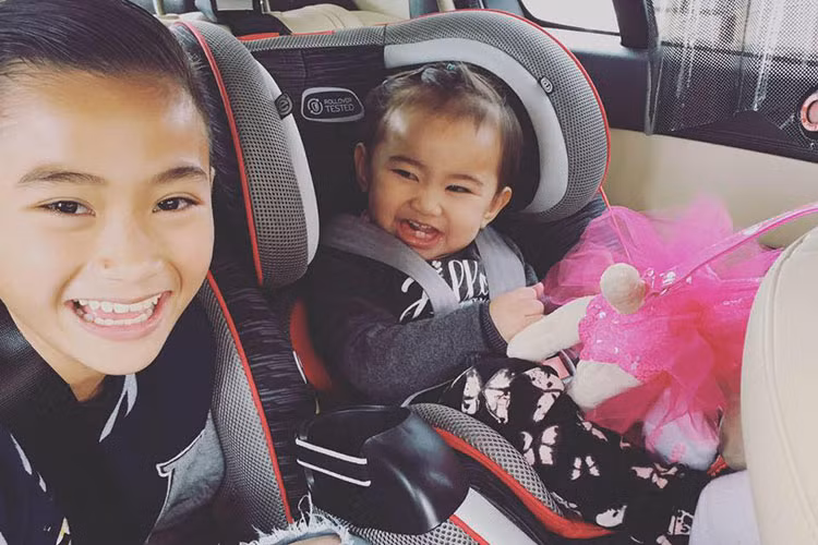 Từ khi có em gái Yvona, bé Sonic tỏ ra yêu quý và thích chơi với cô nhóc nhiều hơn.