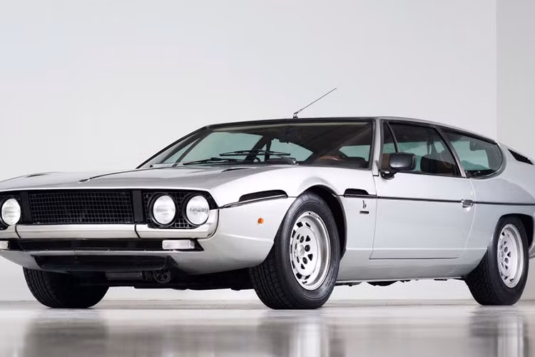Xe Lamborghini Espada: Trước kỷ nguyên của những chiếc siêu xe 2 cửa, Lamborghini đã từng có một giai đoạn gắn với việc sản xuất những chiếc grand tourer 4 chỗ. Lamborghini Espada được sản xuất trong giai đoạn 1968 - 1978, với 1.217 chiếc được tạo ra. Chiếc xe 4 chỗ sở hữu động cơ 3.9 lít V12 với 345 mã lực, một con số có thể nói là ấn tượng ở thập niên 60. Ảnh: Youtube