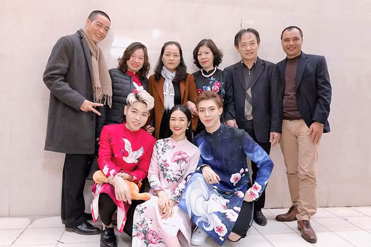 Hòa Minzy, Đức Phúc và Erik tươi tắn bên bố mẹ của mình là một trong những tin tức sao Việt trong ngày 28/1.