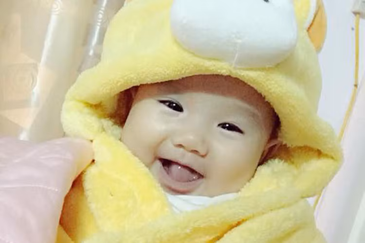 Cô con gái út của diễn viên Hoàng Yến bụ bẫm, dễ thương.