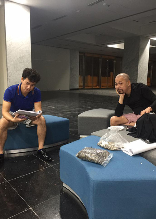 NTK Đức Hùng xuất hiện ở hậu trường. Năm nay, anh tiếp tục đảm nhận trang phục cho các Táo.