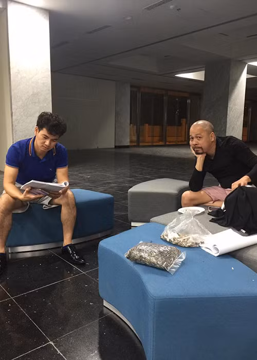 NTK Đức Hùng xuất hiện ở hậu trường. Năm nay, anh tiếp tục đảm nhận trang phục cho các Táo.