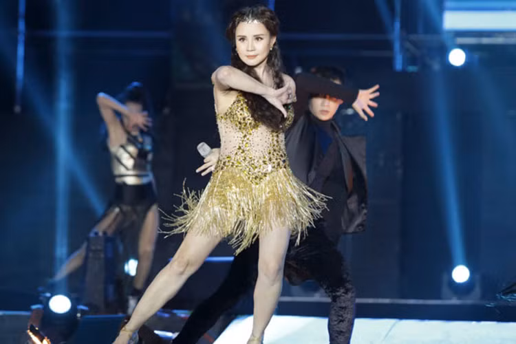 Vy Oanh hiếm hoi trở lại sân khấu sau khi lập gia đình và lên chức làm mẹ.