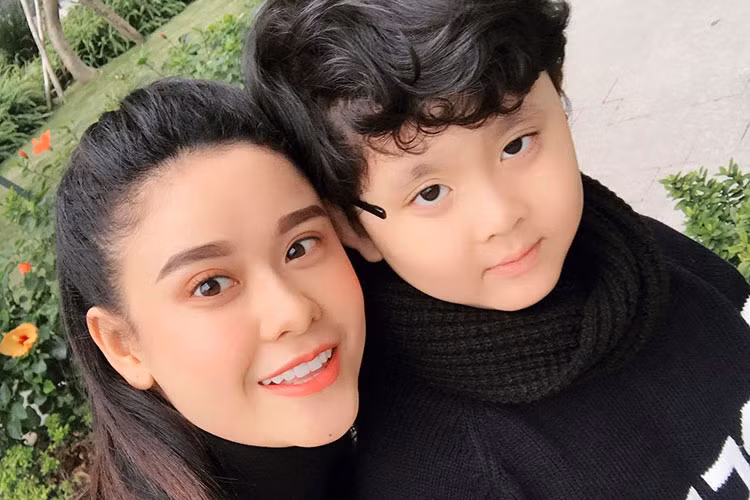 Trương Quỳnh Anh vui vẻ bên con trai tại Hà Nội.