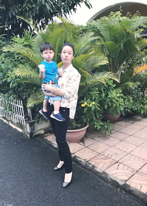 Bé Putin cùng mẹ chu môi tạo dáng. Đối với Nhật Kim Anh, con trai chính là nguồn động lực lớn nhất của cô trong cả công việc lẫn cuộc sống.