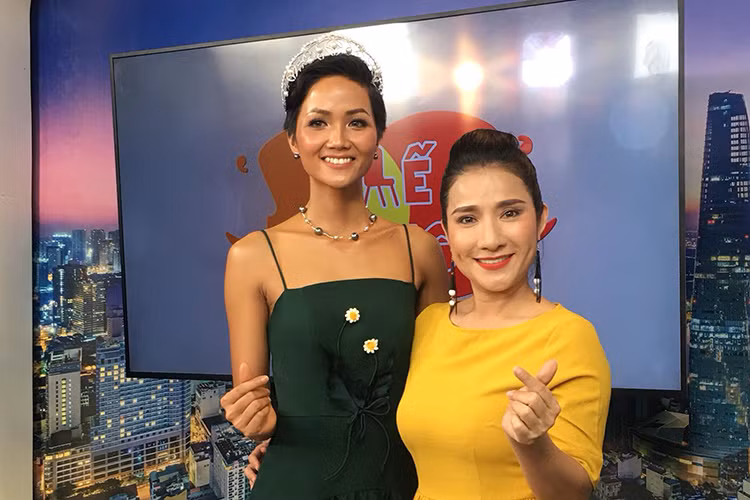 Cát Tường khen ngợi H’hen Niê: “Nói chung rất dễ thương, biết cách nói chuyện, vui vẻ hòa đồng. Nói chung nhìn em ấy giản dị”.