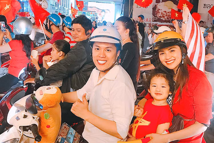 Vợ chồng Diễm Hương đưa con trai nhỏ đi ăn mừng U23 Việt Nam vào chung kết giải U23 châu Á.