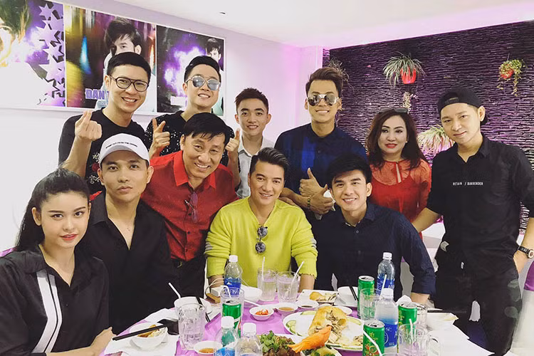 Hot Face sao Việt 24h: Giữa tin đồn ra ở riêng, Tim - Trương Quỳnh Anh lần đầu xuất hiện bên nhau.