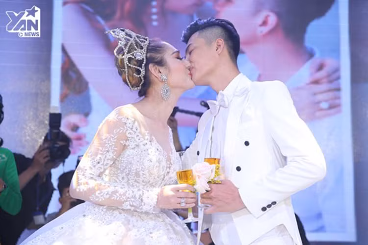Ông xã của Lâm Khánh Chi diện vest tông trắng. Tại tiệc cưới, anh khóa môi nữ ca sĩ chuyển giới đầy ngọt ngào. Ảnh: Thethaovanhoa