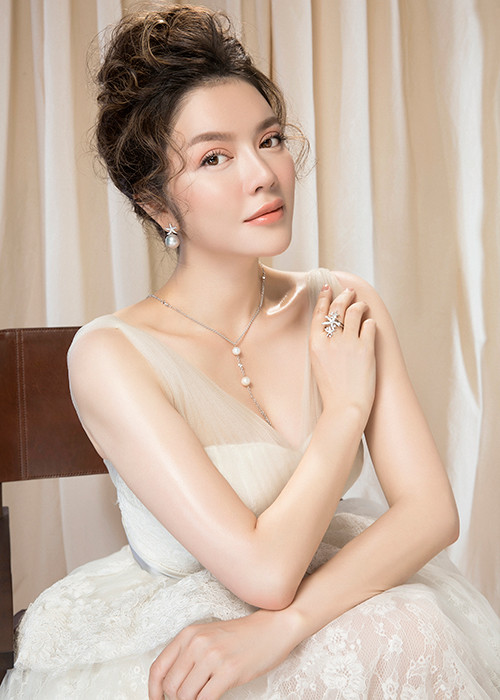 Trong bộ ảnh mới, nữ diễn viên "Mùa hè lạnh" khoe vẻ đẹp không tỳ vết ở tuổi 36.