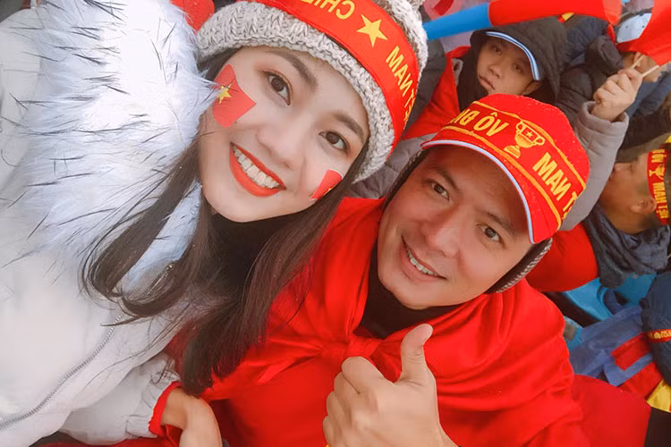 Người đẹp chụp ảnh kỷ niệm cùng Bình Minh trước giờ bóng lăn.