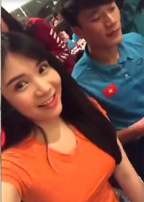 Theo lời Thanh Bi, cô được mời tham gia buổi tiệc liên hoan của đội tuyển Việt Nam. Ảnh: FBNV