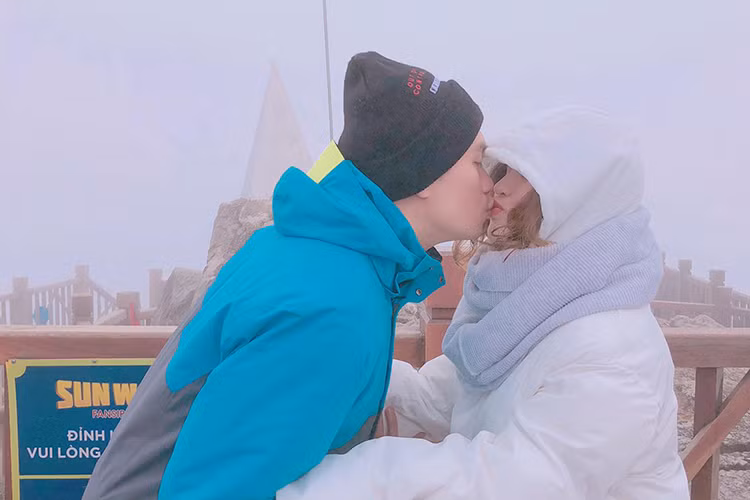 Vợ chồng Việt Anh tình tứ trong chuyến du lịch.