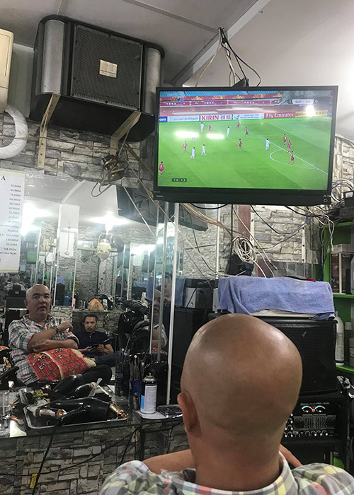 Tô Hòa Thuận bày tỏ anh yêu đội tuyển bóng đá Việt Nam hơn mái tóc của mình. Ảnh: FBNV