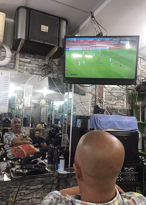 Tô Hòa Thuận bày tỏ anh yêu đội tuyển bóng đá Việt Nam hơn mái tóc của mình. Ảnh: FBNV