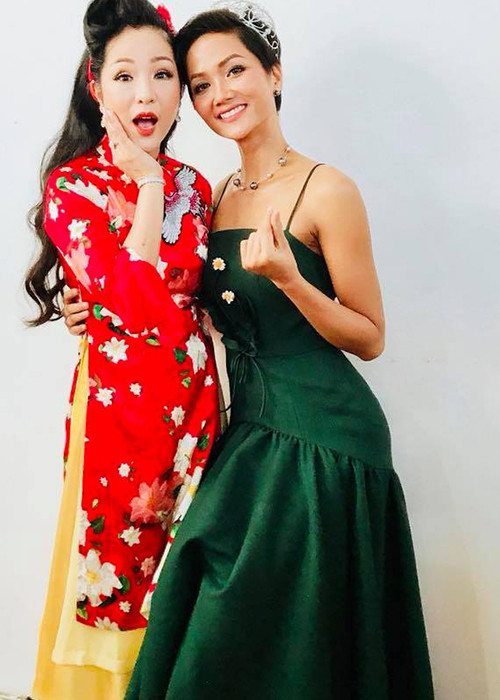 Hot Face sao Việt 24h: Hoa hậu H’Hen Niê cúi thấp người xuống để chụp hình cùng danh hài Thúy Nga.