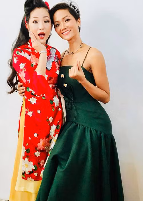 Hot Face sao Việt 24h: Hoa hậu H’Hen Niê cúi thấp người xuống để chụp hình cùng danh hài Thúy Nga.