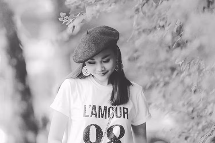 Siêu mẫu Thanh Hằng tâm sự: “Đừng cột chặt con tim bằng những niềm riêng, hãy cho gió xuân ùa đến”.