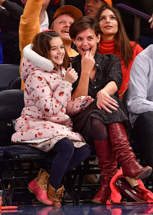 Bé Suri quấn quýt không rời mẹ. Trong ảnh, cả hai vui vẻ đến xem một trận đấu bóng rổ. Ảnh: People