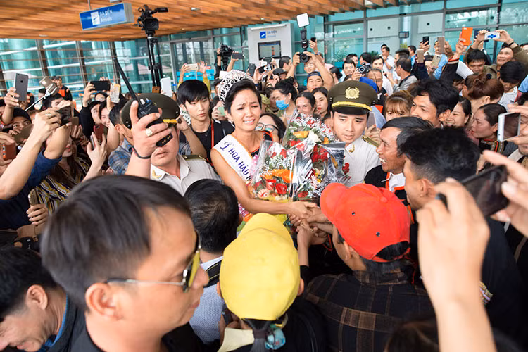 H'Hen Niê vỡ oà hạnh phúc trong vòng tay bố mẹ, gia đình và những người dân quê nhà.