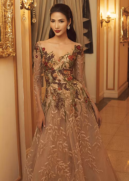 Trong bộ ảnh, các thí sinh khoe trọn nhan sắc yêu kiều trong những bộ trang phục mang phong cách cổ điển.