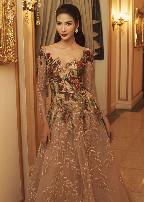 Trong bộ ảnh, các thí sinh khoe trọn nhan sắc yêu kiều trong những bộ trang phục mang phong cách cổ điển.