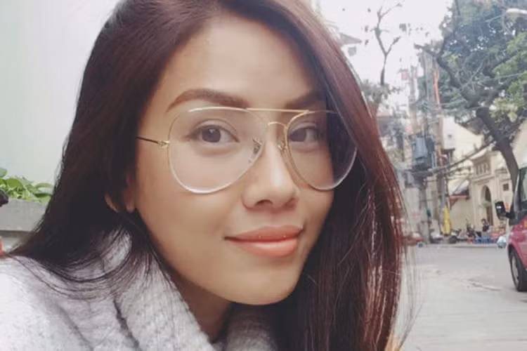 Người đẹp Nguyễn Thị Loan đăng tải status đầy ẩn ý: “Nàng đang ngóng... chỉ một cuộc gọi”.