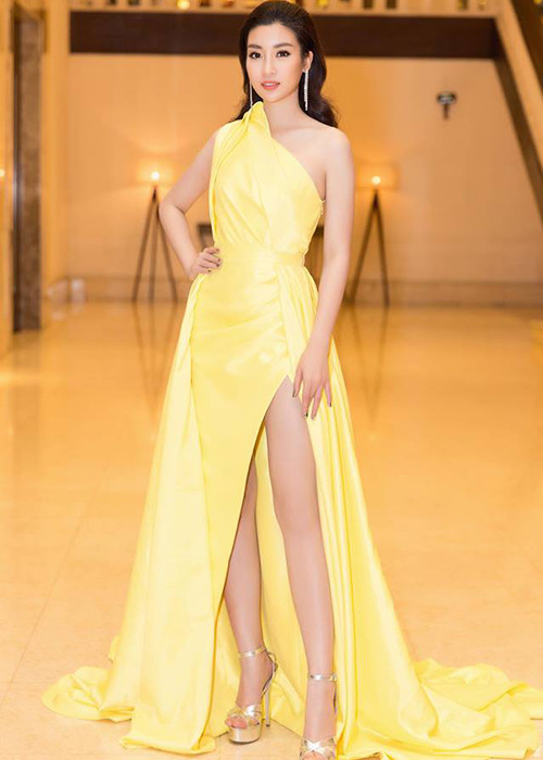 Với lối trang điểm và kiểu tóc nhẹ nhàng, Đỗ Mỹ Linh như công chúa bước ra từ truyện cổ tích.